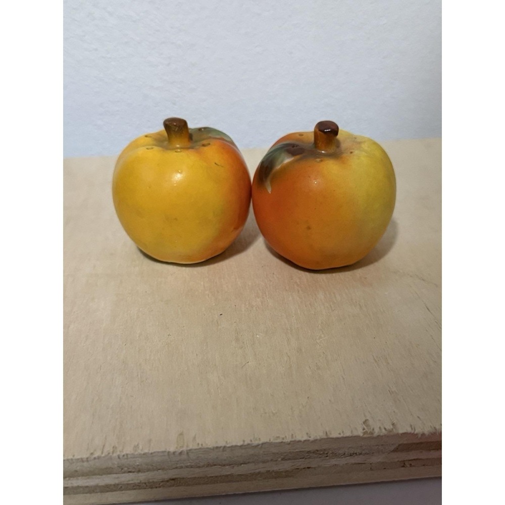 ceramic apple-shaped salt and pepper shakers Japan